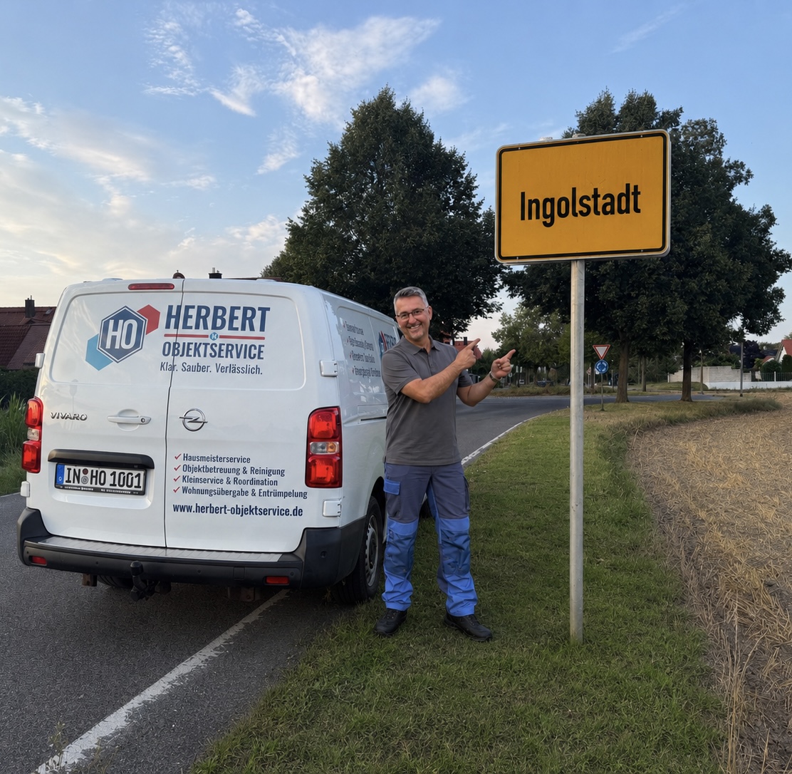 Firmenfahrzeug von Herbert Objektservice mit Inhaber Laurentiu Herbert am Ortsschild Ingolstadt